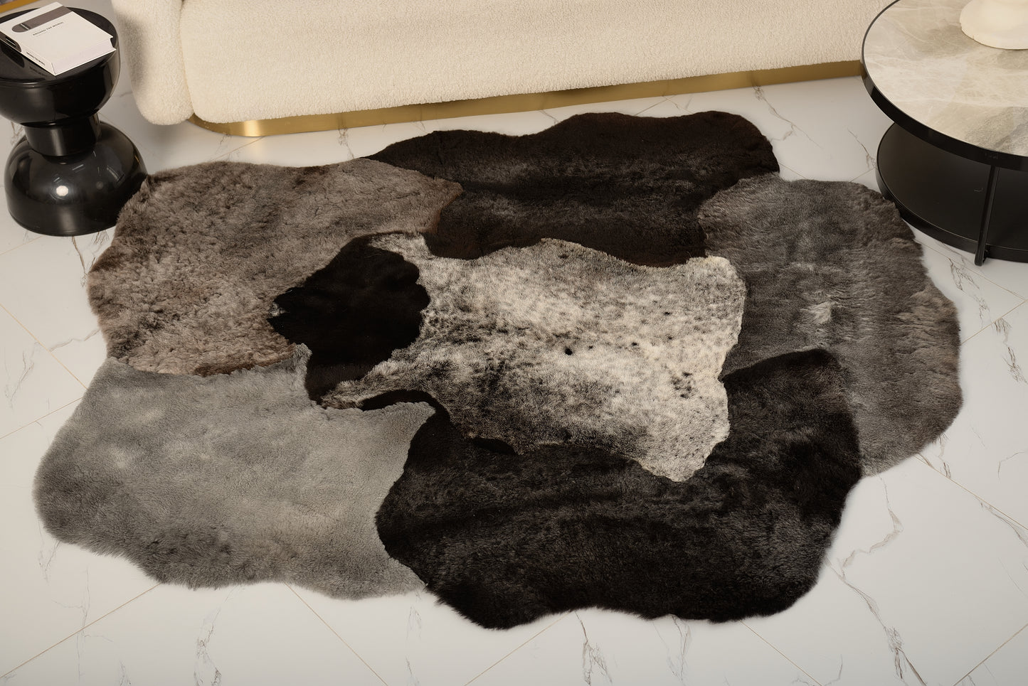 The Mossi dark gray trimmed rug